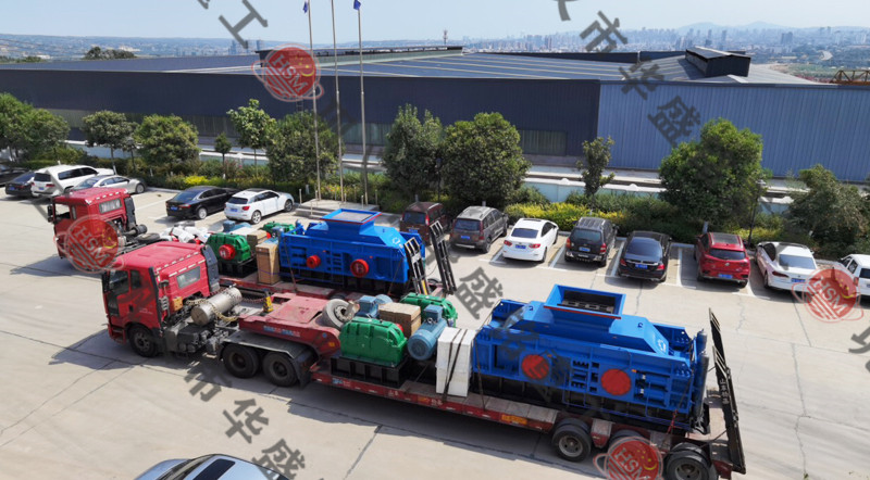 兩臺1810型液壓對輥制砂機發往河北秦皇島